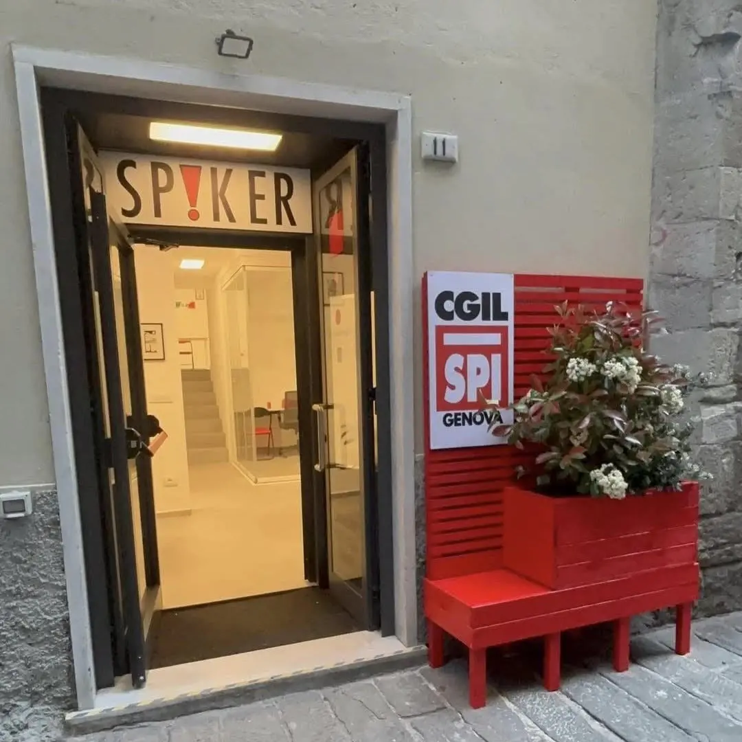 Al centro di Genova presidio Filcams Cgil per essere vicini ai lavoratori