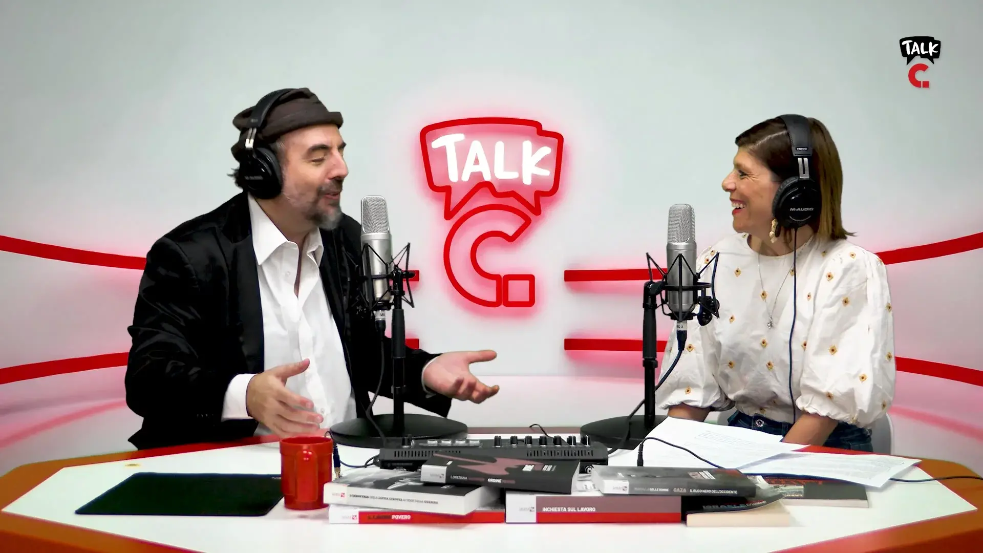 Piji: “Canto l’umano poco umano e la swing politik”