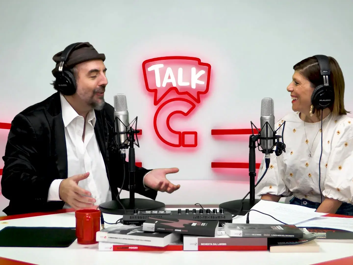 Piji: “Canto l’umano poco umano e la swing politik”
