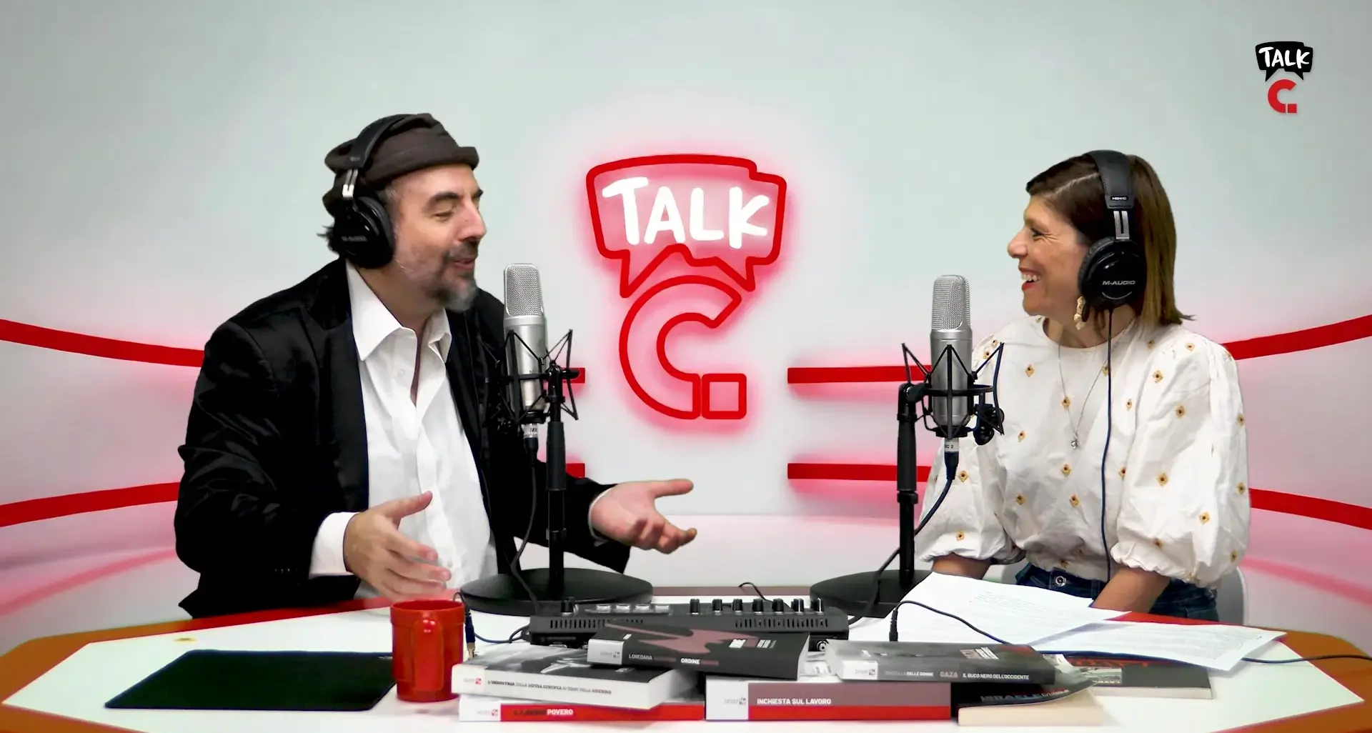 Piji: “Canto l’umano poco umano e la swing politik”