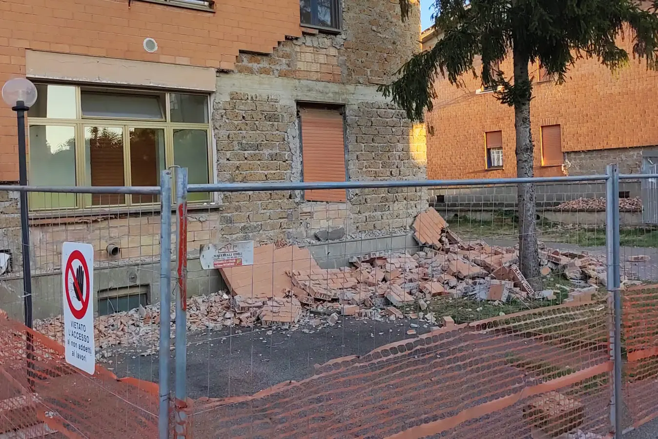 Crolla parete, operaio 71enne muore nel Bresciano