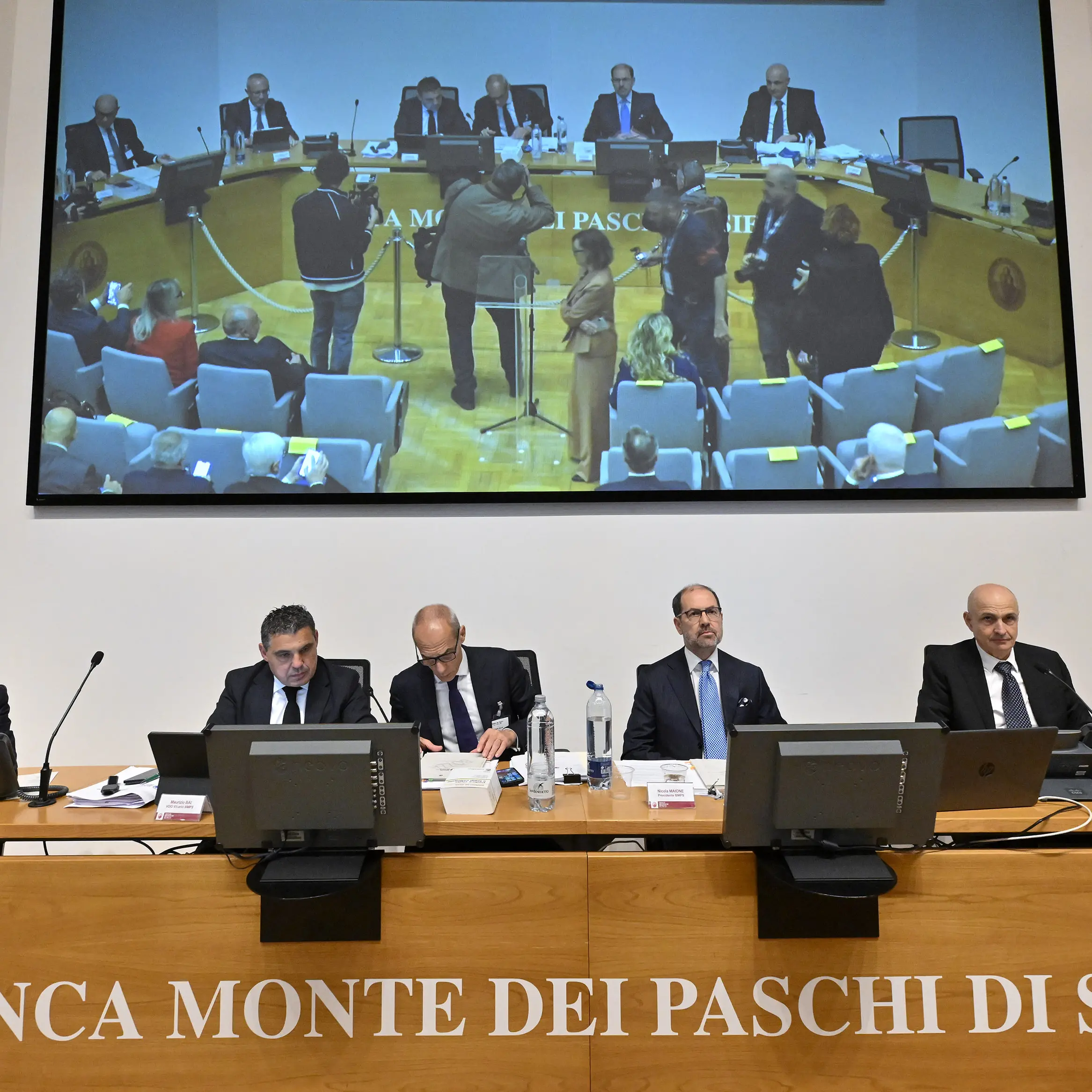 Intesa/Mps: “Tutelare subito i dipendenti”
