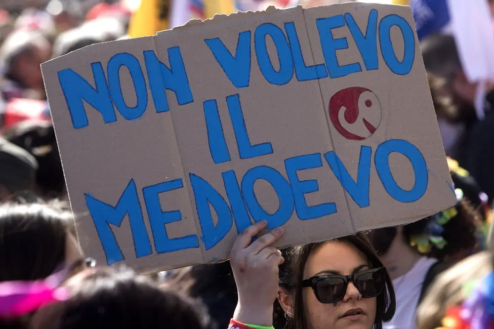 Educazione sessuo-affettiva, la scure reazionaria di Valditara