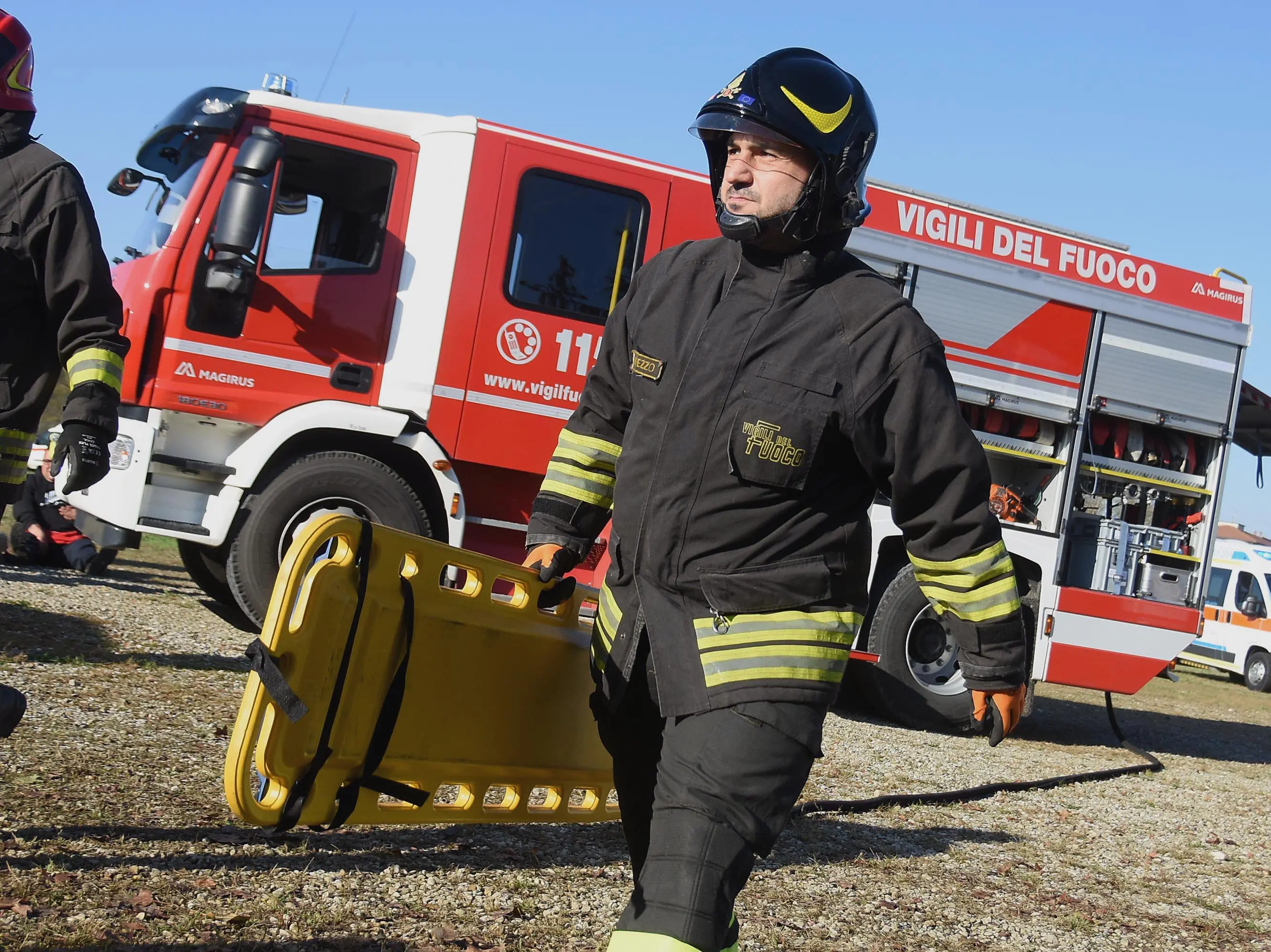 Vigili del fuoco, pochi e mal pagati