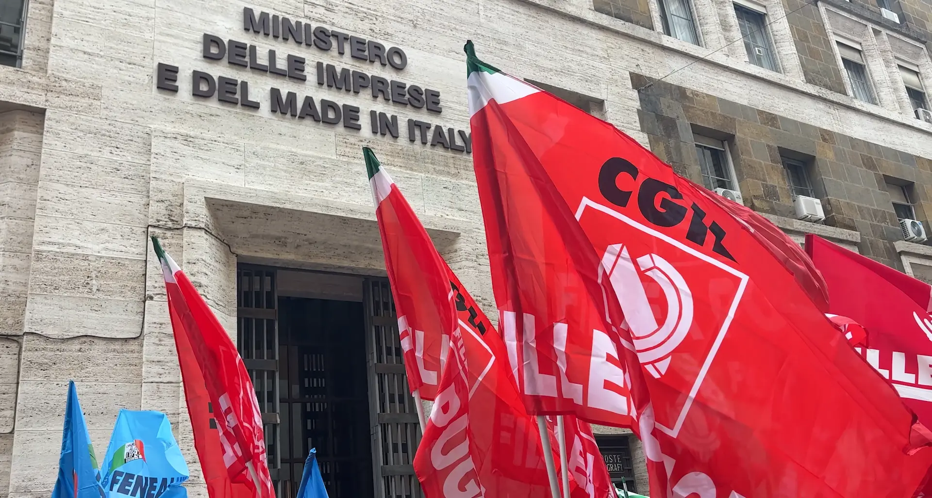 Natuzzi, la protesta dei lavoratori: “Non siamo stracci”