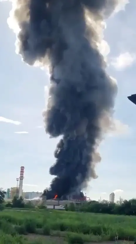 A fuoco il sito Versalis Mantova, evacuati 800 lavoratori