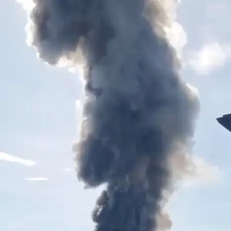 A fuoco il sito Versalis di Mantova, evacuati 800 lavoratori