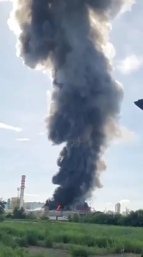 A fuoco il sito Versalis di Mantova, evacuati 800 lavoratori