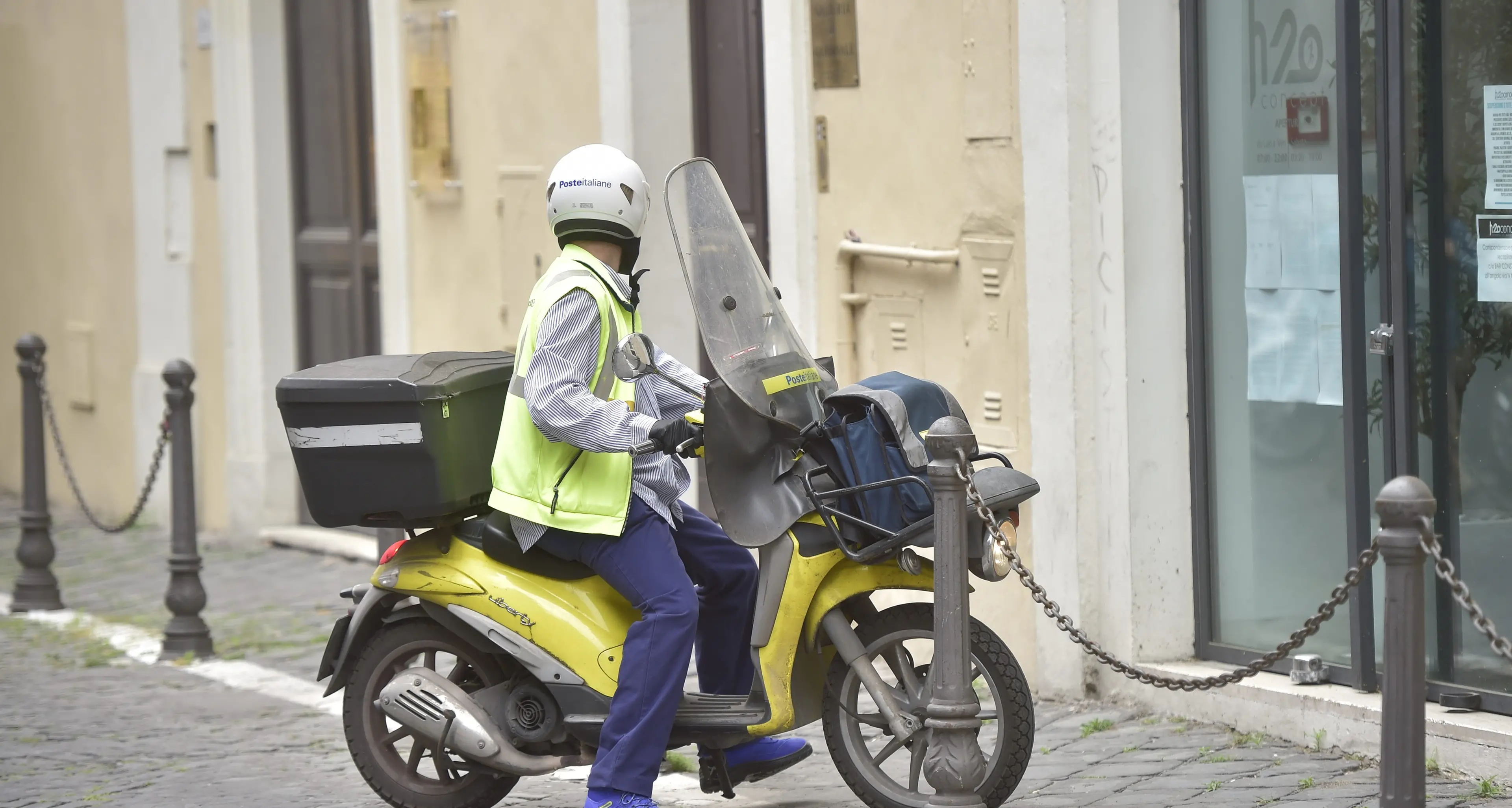 Muore in servizio sullo scooter portalettere precaria di Poste Italiane