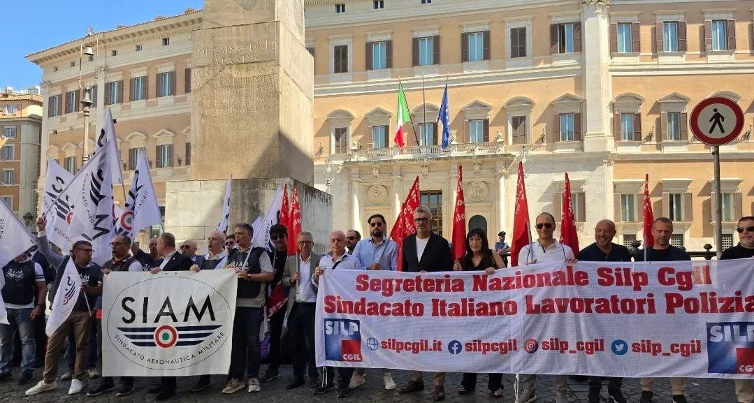 Divise in piazza: “Salari erosi dall’inflazione, servono contratto e pensioni adeguate”