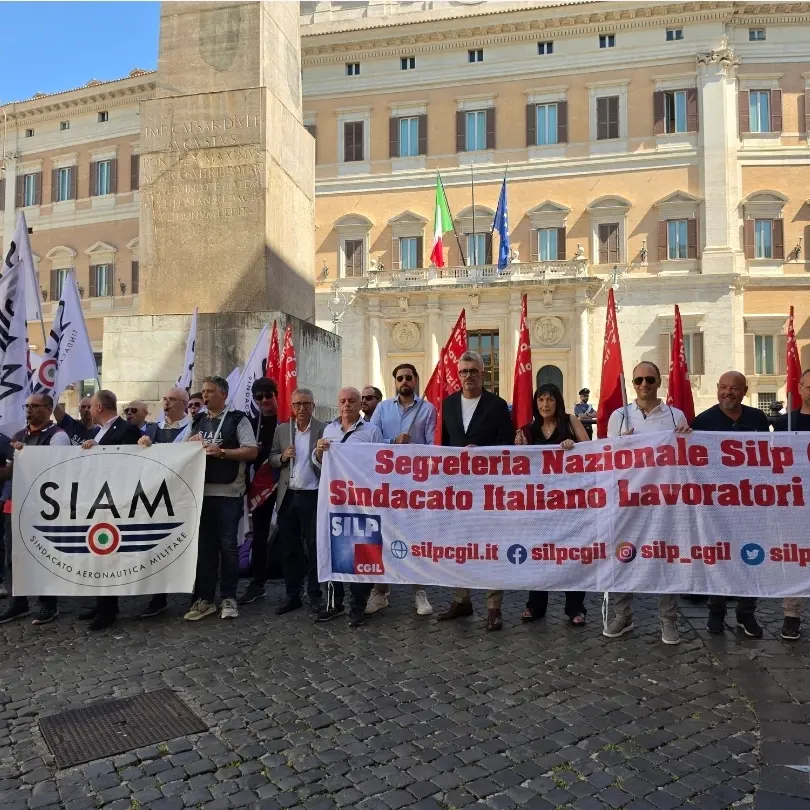 Divise in piazza: “Salari erosi dall’inflazione, servono contratto e pensioni adeguate”