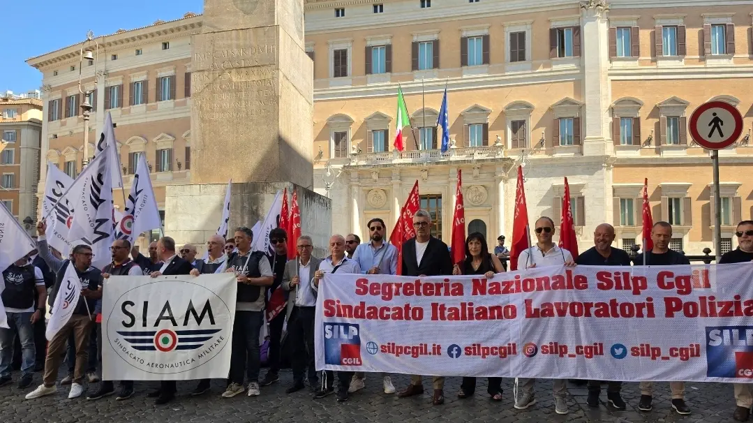 Divise in piazza: “Salari erosi dall’inflazione, servono contratto e pensioni adeguate”