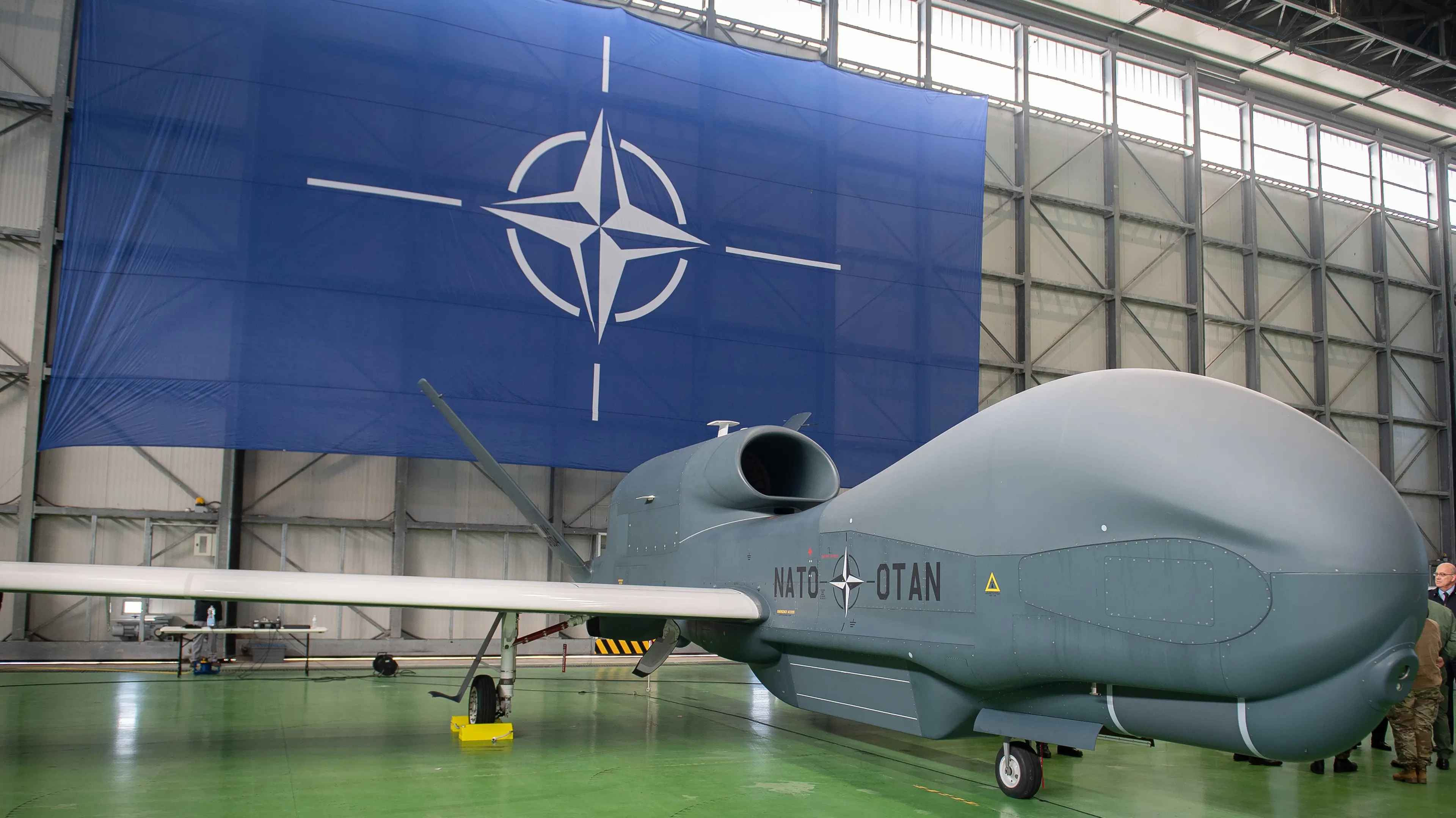 <p>Uno degli hangar nella base aerea militare di Sigonella in Sicilia</p>\\n , IMAGOECONOMICA