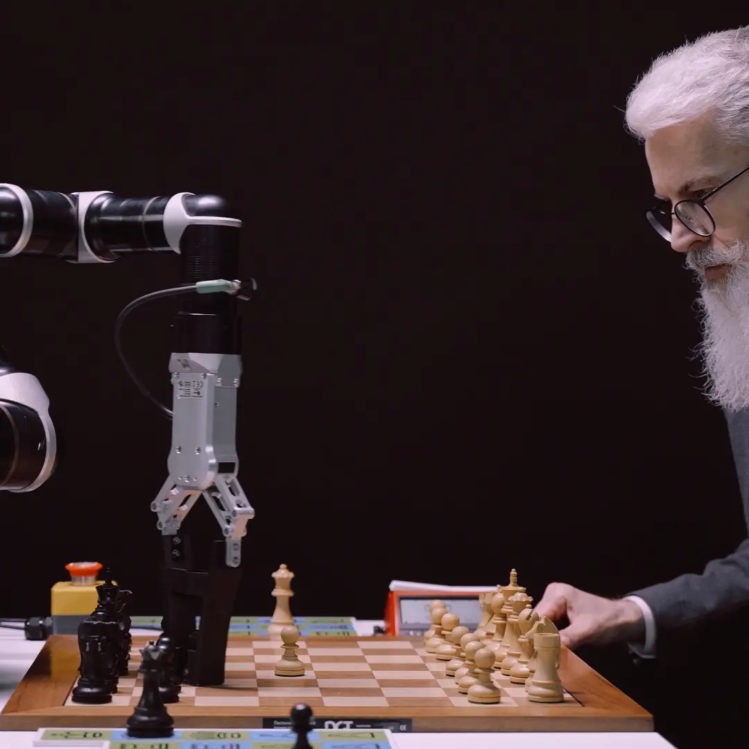 “Non sono un robot”. L’imperfezione ci salverà?
