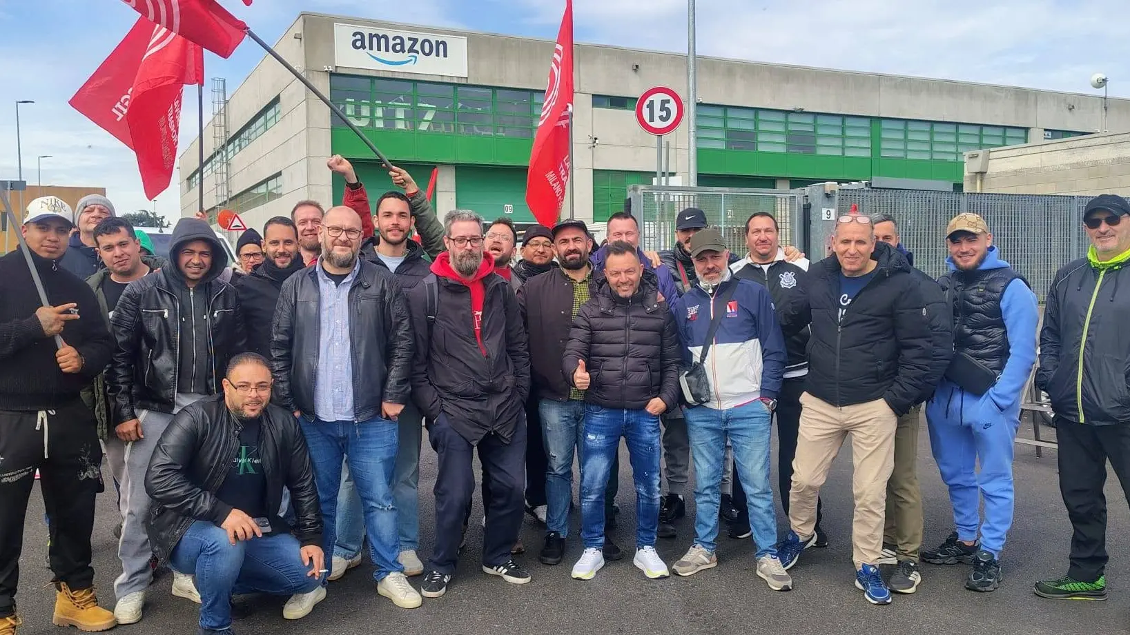 <p>Una protesta di lavoratori davanti al capannone Amazon di&nbsp;Peschiera Borromeo&nbsp;</p>\\n