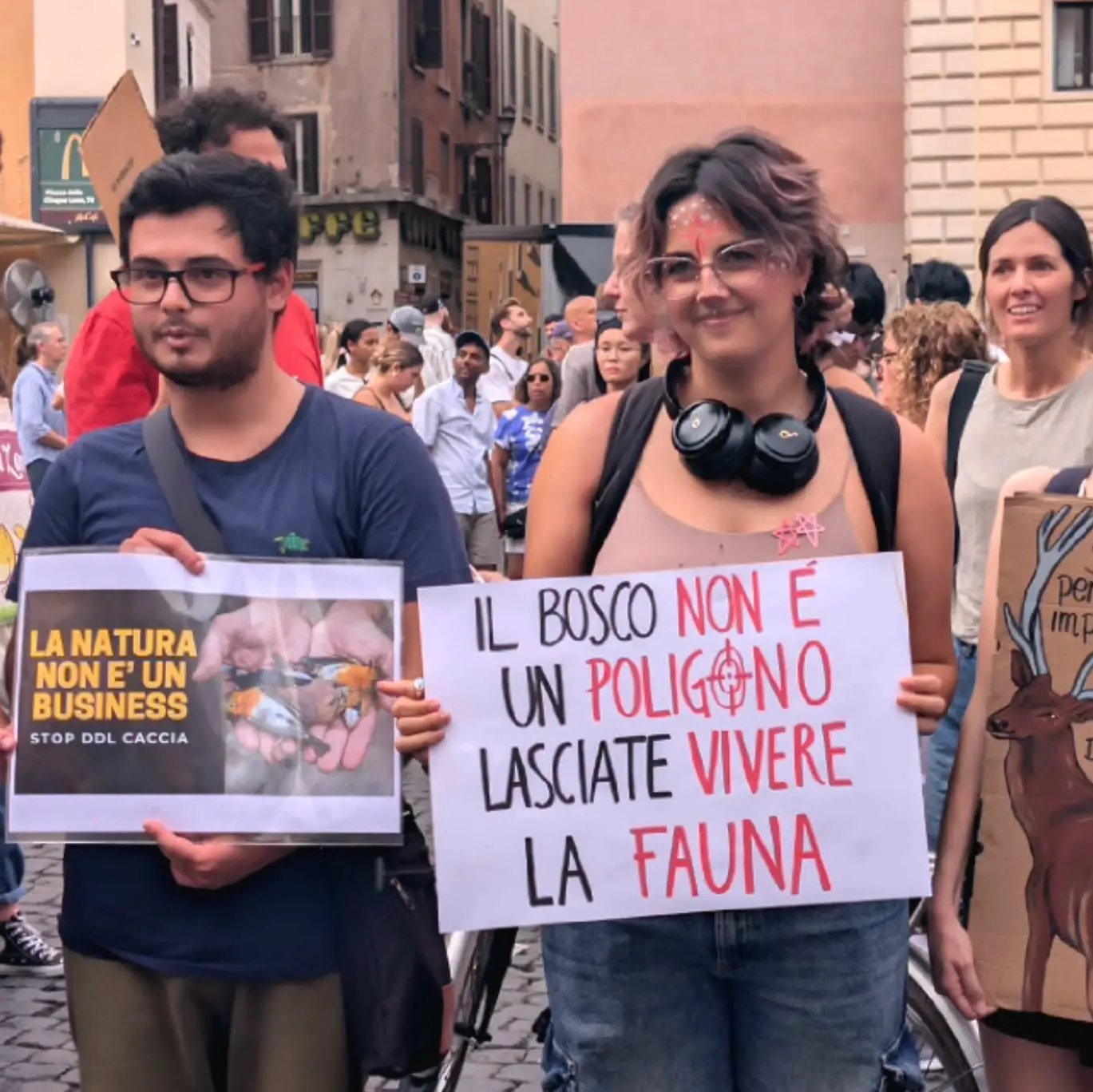 Caccia selvaggia e nuovi Ogm, vantaggi e profitti per pochi