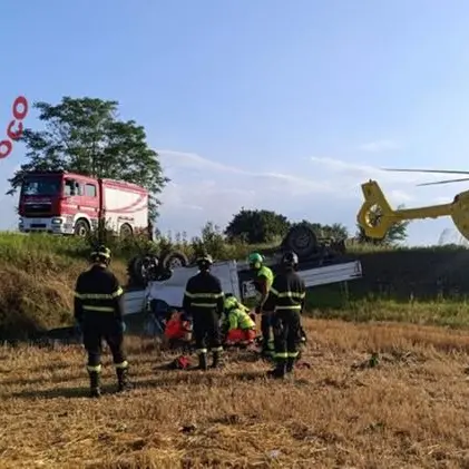 Bondeno, si ribalta furgone: sette operai agricoli feriti