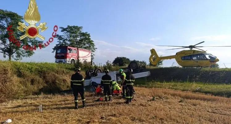 Bondeno, si ribalta furgone: sette operai agricoli feriti