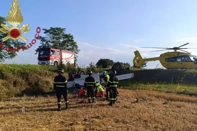 Bondeno, si ribalta furgone: sette operai agricoli feriti