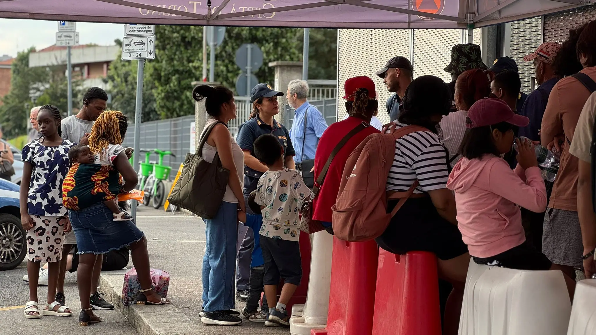 <p>In fila a Torino per il permesso di soggiorno</p>\\n