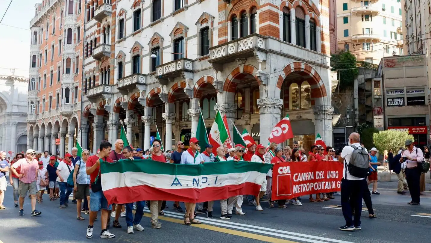 Presidio a Genova: “Restiamo umani”, basta odio e divisioni