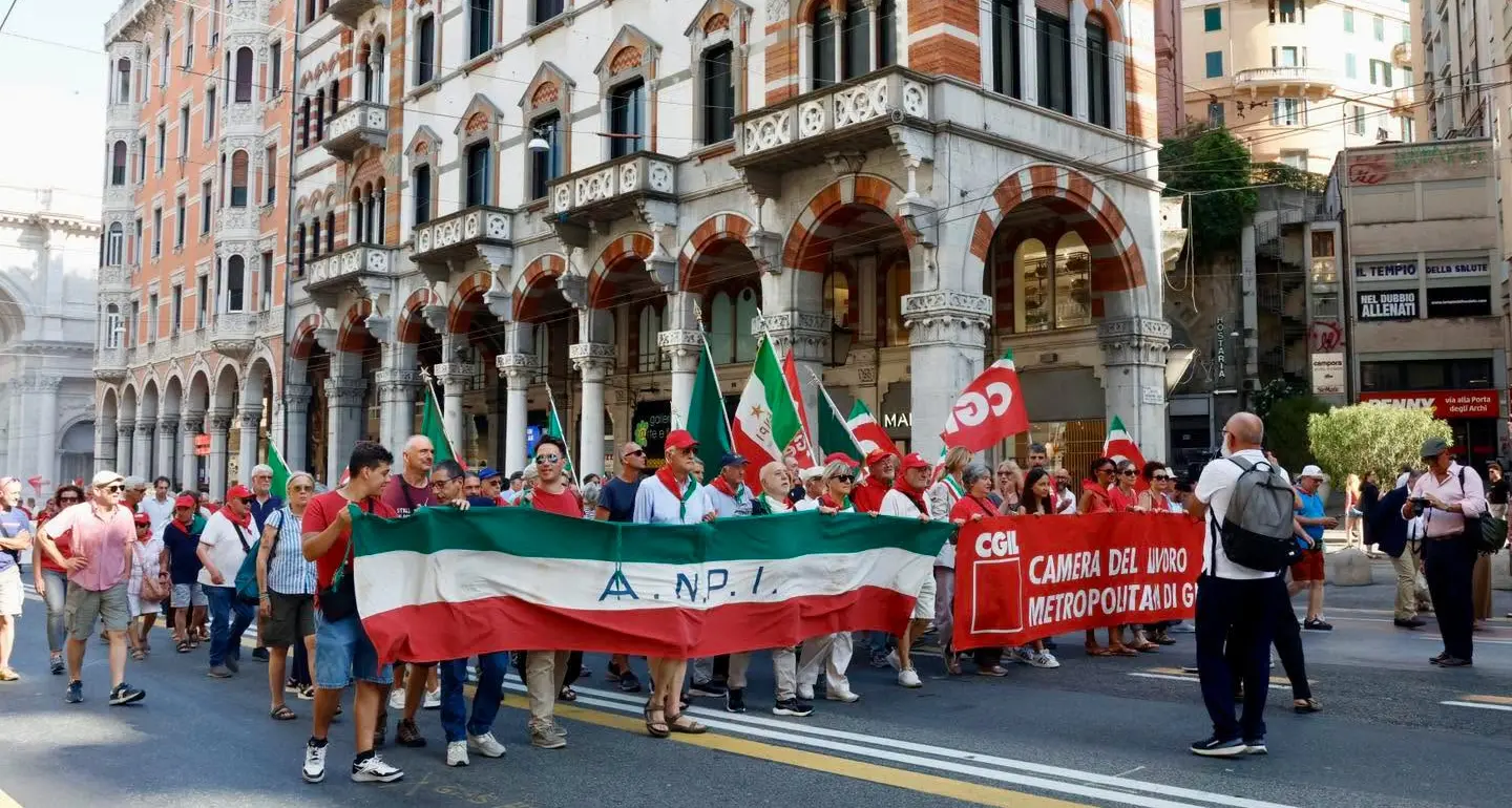 Presidio a Genova: “Restiamo umani”, basta odio e divisioni