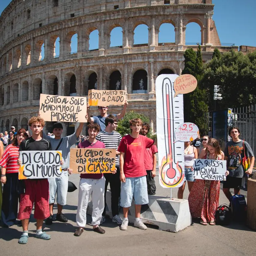 Caldo estremo, flash mob di Cgil e studenti al Colosseo