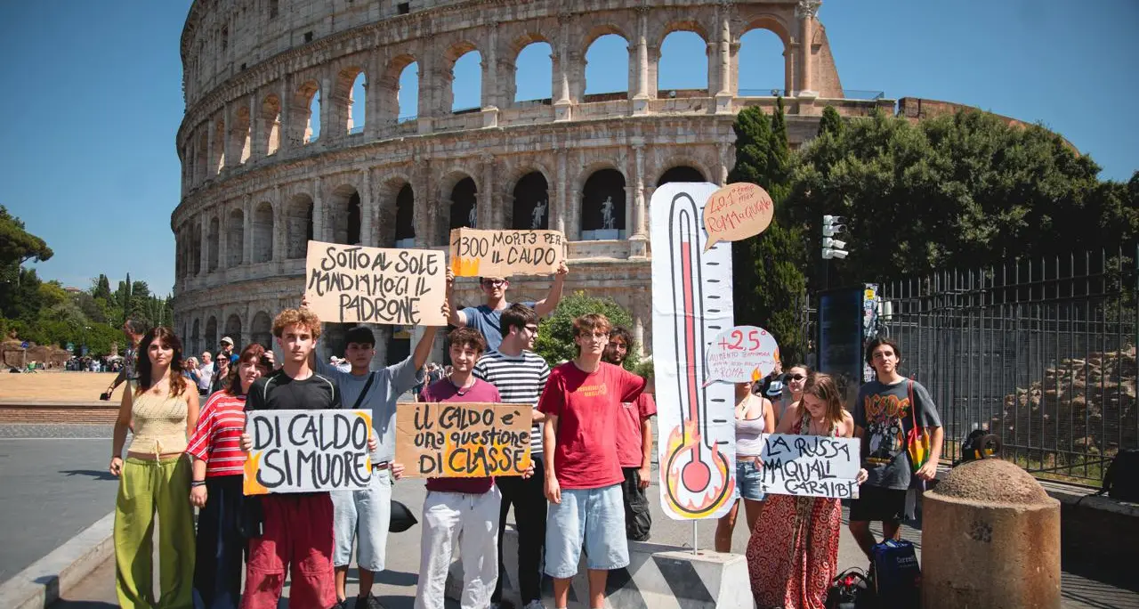 Caldo estremo, flash mob di Cgil e studenti al Colosseo