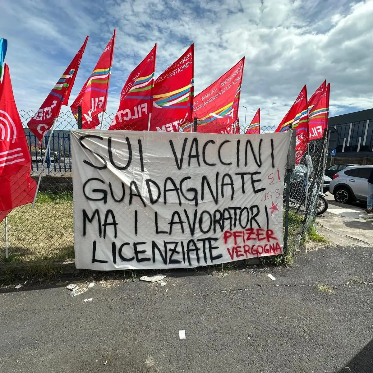 Pfizer Catania, presidio dei lavoratori contro i 330 esuberi