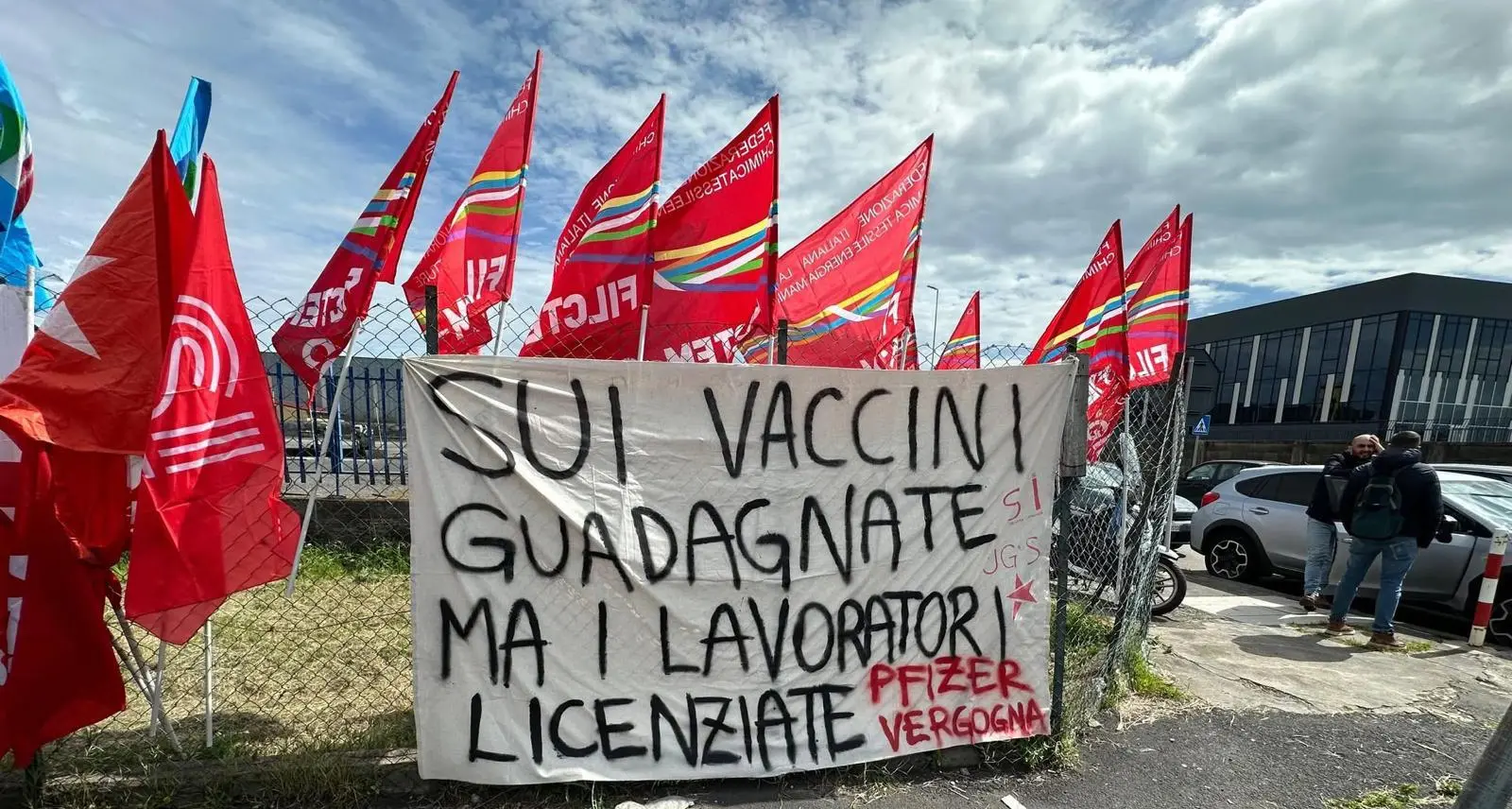 Pfizer Catania, presidio dei lavoratori contro i 330 esuberi