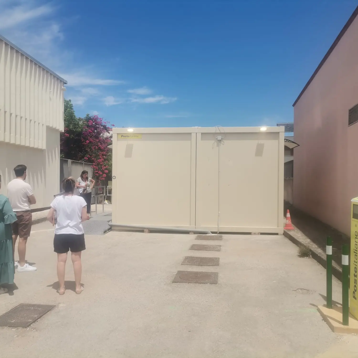 Lizzano, Taranto: ufficio postale in un container e file sotto il sole