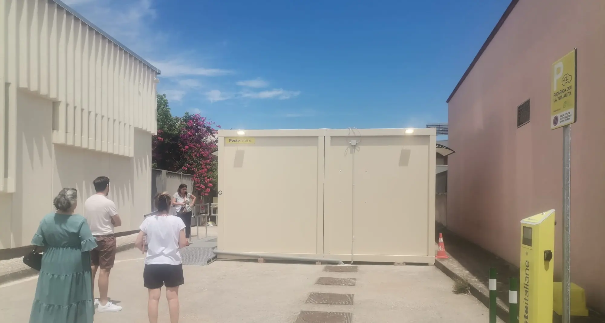 Lizzano, Taranto: ufficio postale in un container e file sotto il sole