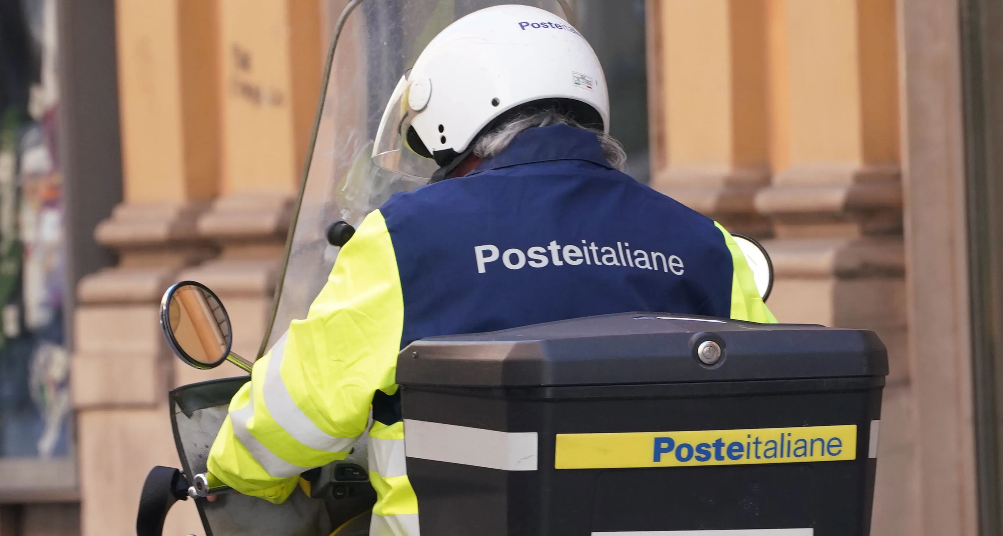 Condizioni estreme per i portalettere genovesi sotto le ondate di calore