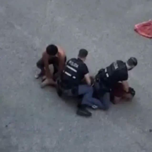 “Aiuto, basta”, Fakir muore bloccato a terra dalla polizia. Il video shock