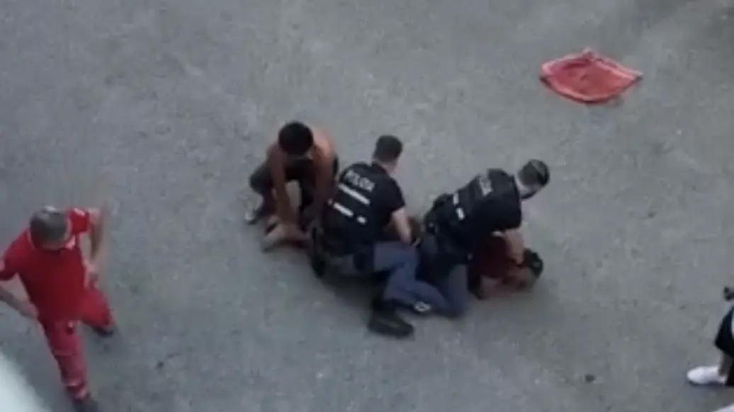 “Aiuto, basta”, Fakir muore bloccato a terra dalla polizia. Un video testimonia la brutalità degli agenti
