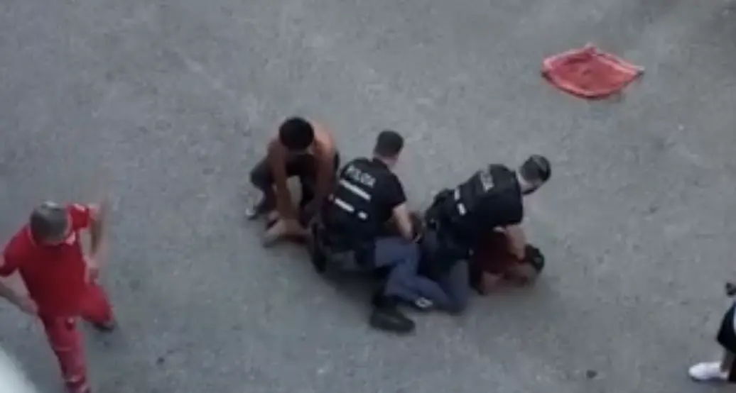 “Aiuto, basta”, Fakir muore bloccato a terra dalla polizia. Un video testimonia la brutalità degli agenti