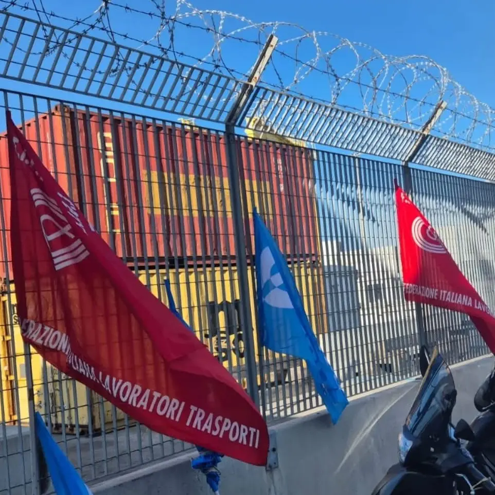 Licenziamento al porto di Genova, il sindacato: “Quando toccano uno, toccano tutti”