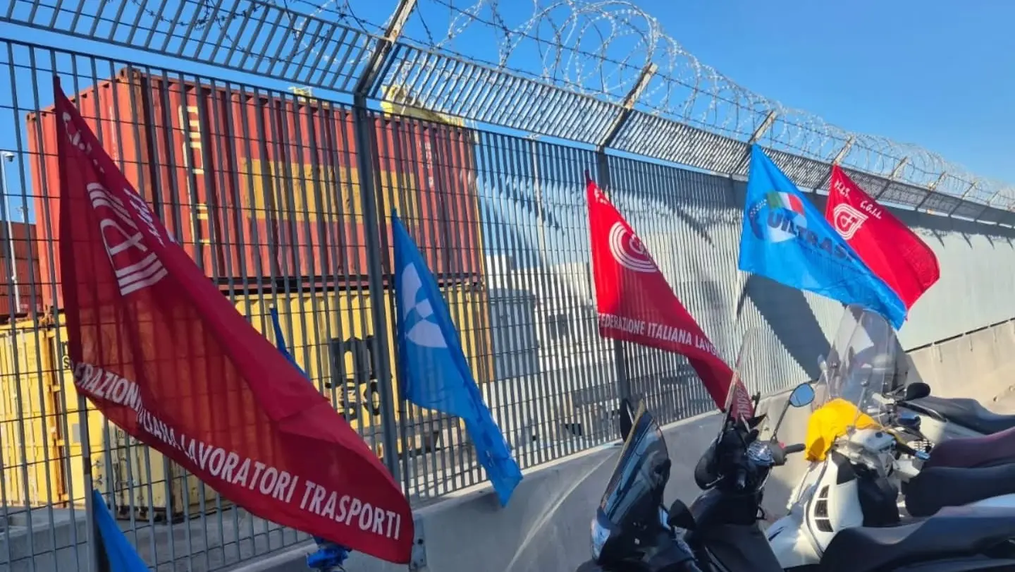 Licenziamento al porto di Genova, il sindacato: “Quando toccano uno, toccano tutti”