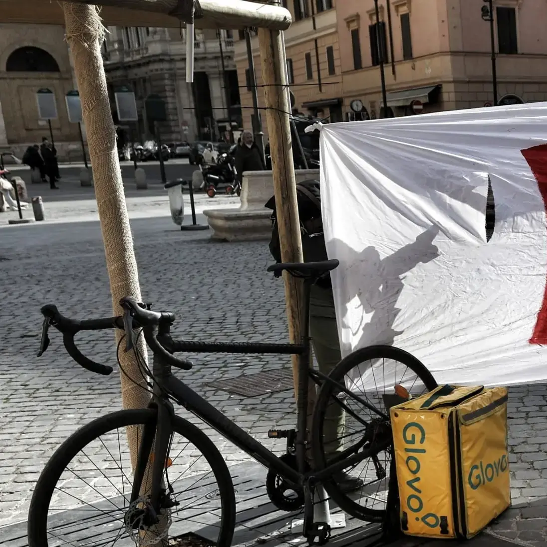 Presidio dei rider milanesi: decideranno le prossime iniziative di protesta