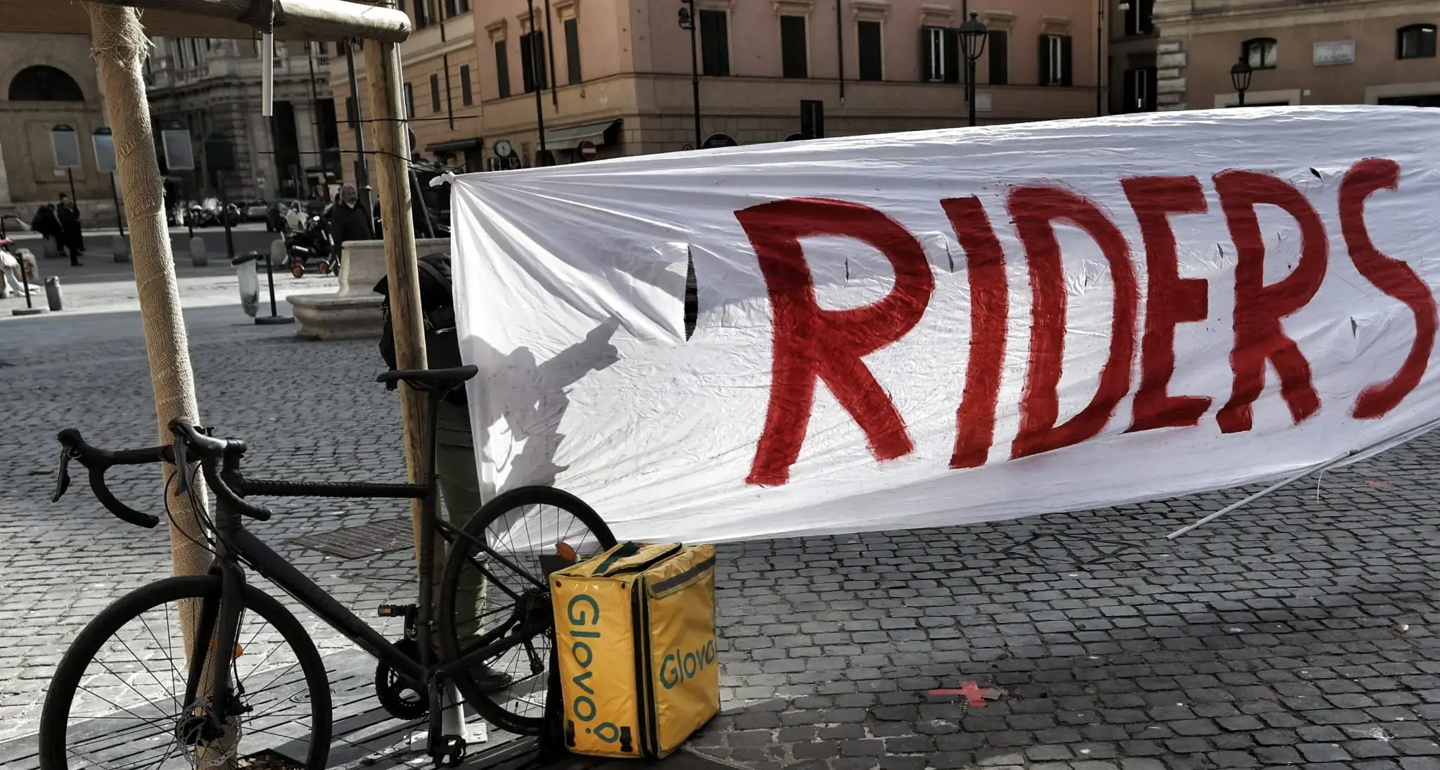 Presidio dei rider milanesi: decideranno le prossime iniziative di protesta