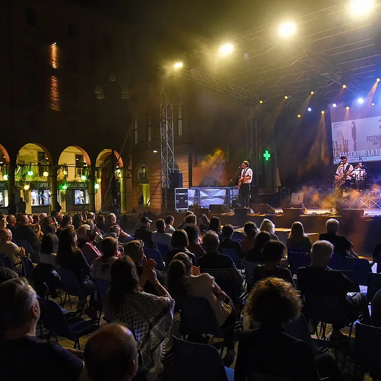 “Lavorare fa schifo”: i Capabrò conquistano il Premio Amnesty Emergenti