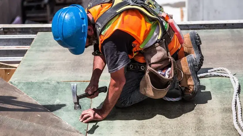 Antonio, edile in cantiere all’una a Trapani: “Ci vogliono far morire”
