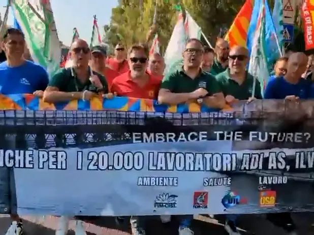 Ex Ilva, bloccata la statale 100