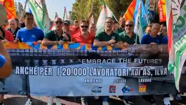 Proteste dei lavoratori dell'Ex Ilva bloccano la statale 100