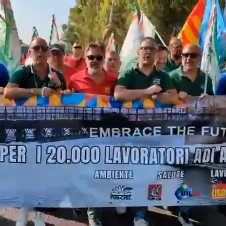 Ex Ilva, gli operai tornano in piazza: bloccata la statale 100