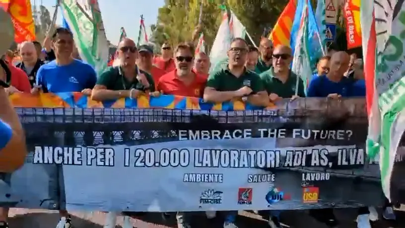 Ex Ilva, gli operai tornano in piazza: bloccata la statale 100