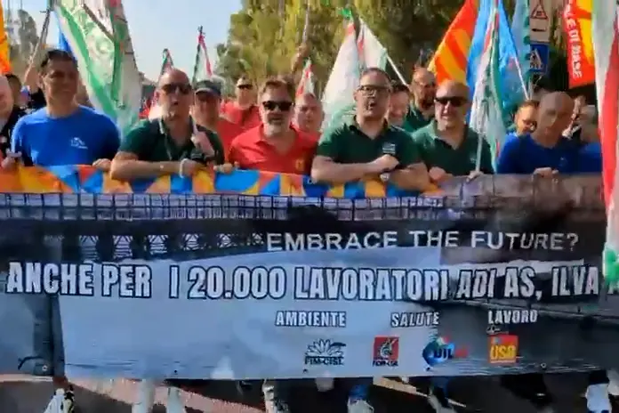 Ex Ilva, gli operai tornano in piazza: bloccata la statale 100