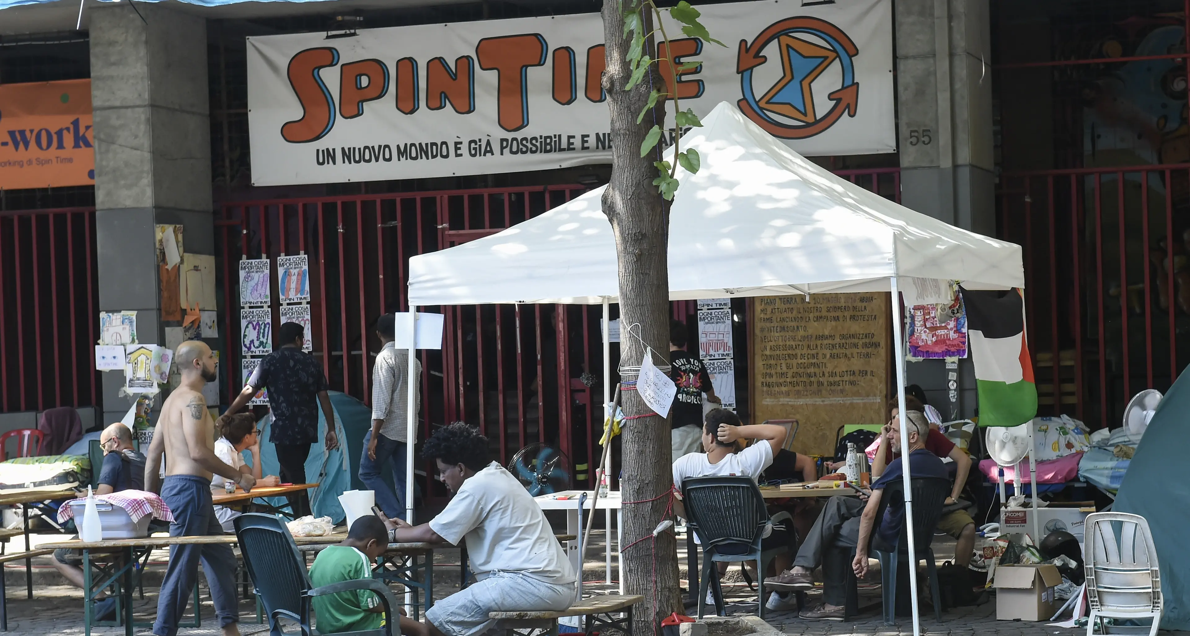 Spin Time: “Soluzione è vendere il palazzo e farne un modello cooperativo”