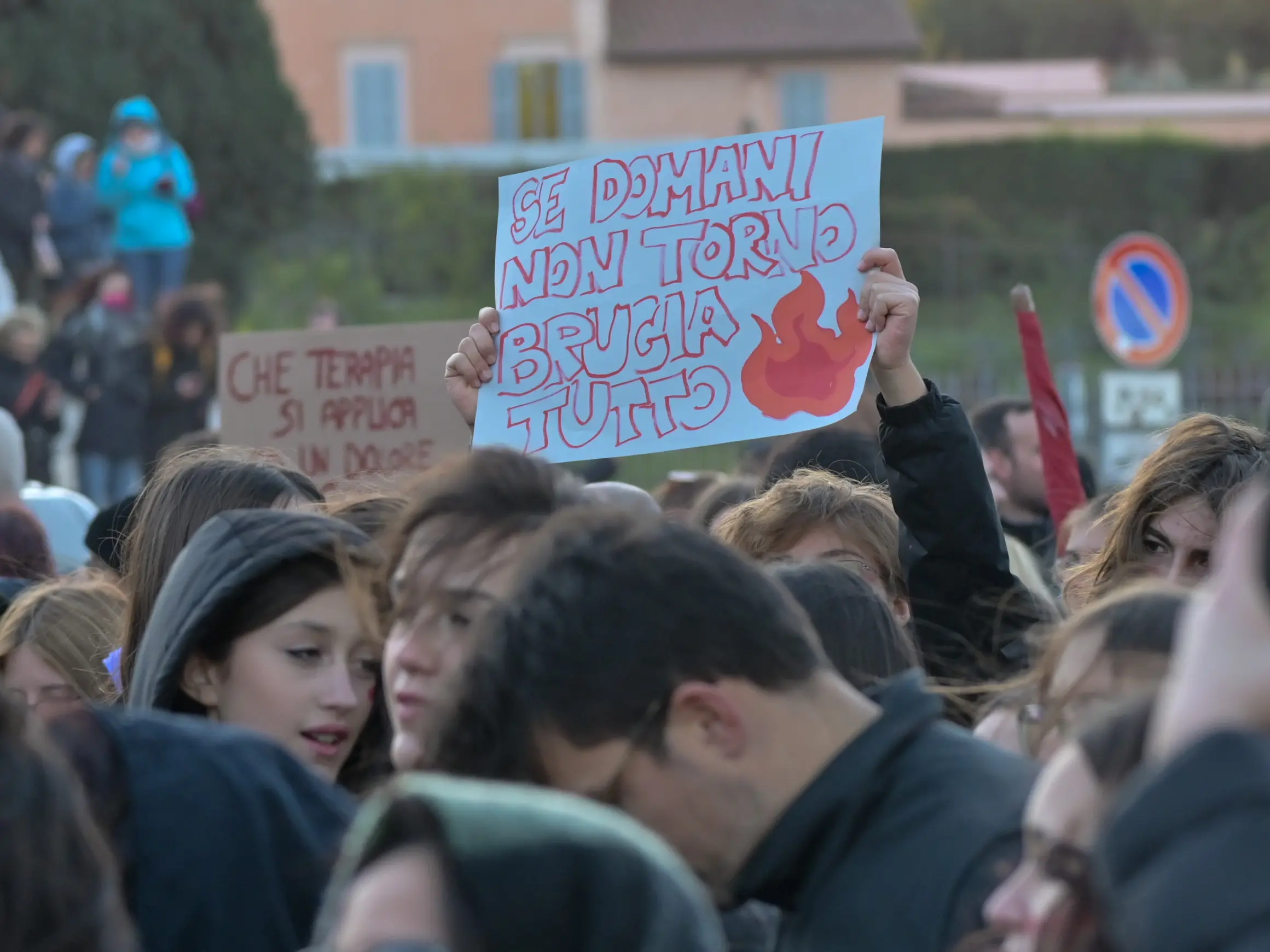 Cinque femminicidi in 20 giorni, le denunce non bastano