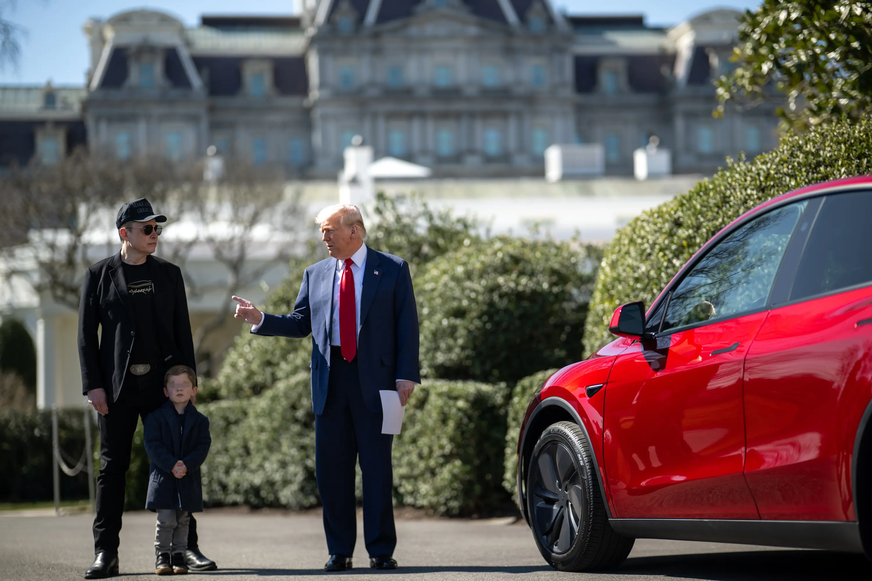 ELON MUSK AD TESLA, DONALD TRUMP PRESIDENTE USA